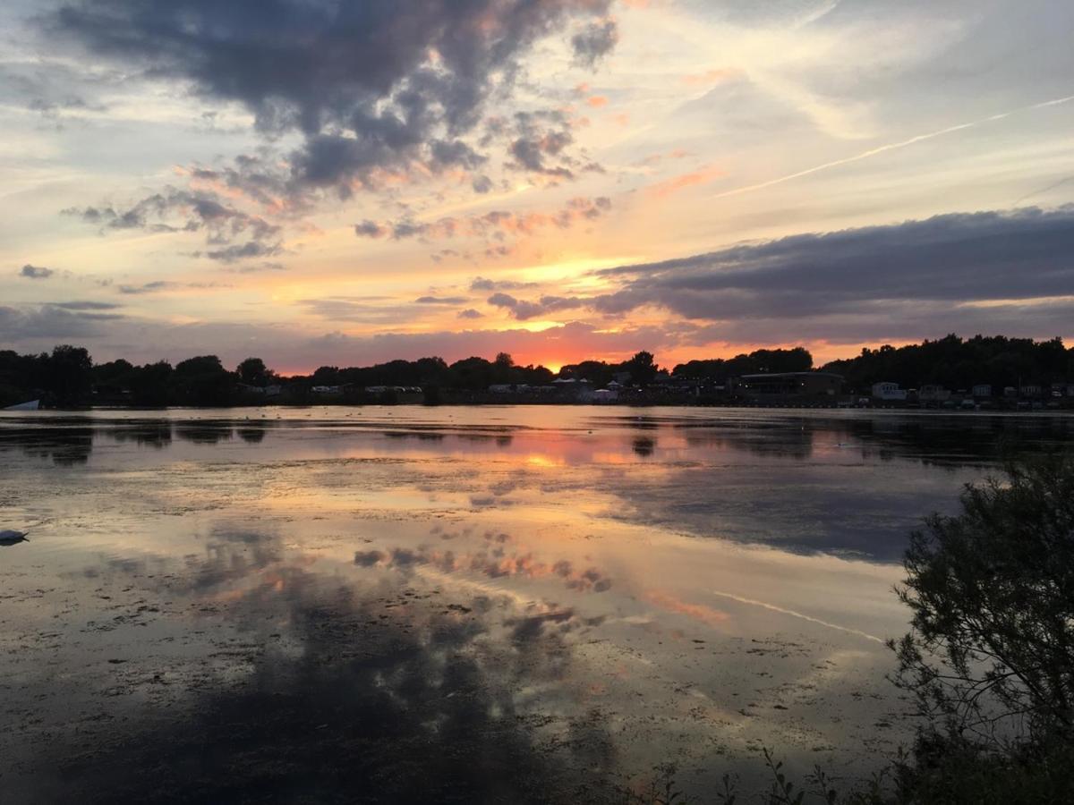 Fable Lodge Tattershall Lakes - Luxury Lakeside Lodge With Hot Tub Extérieur photo
