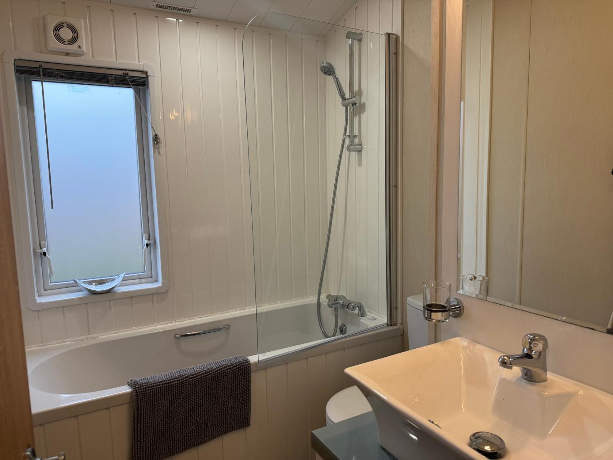 Fable Lodge Tattershall Lakes - Luxury Lakeside Lodge With Hot Tub Extérieur photo