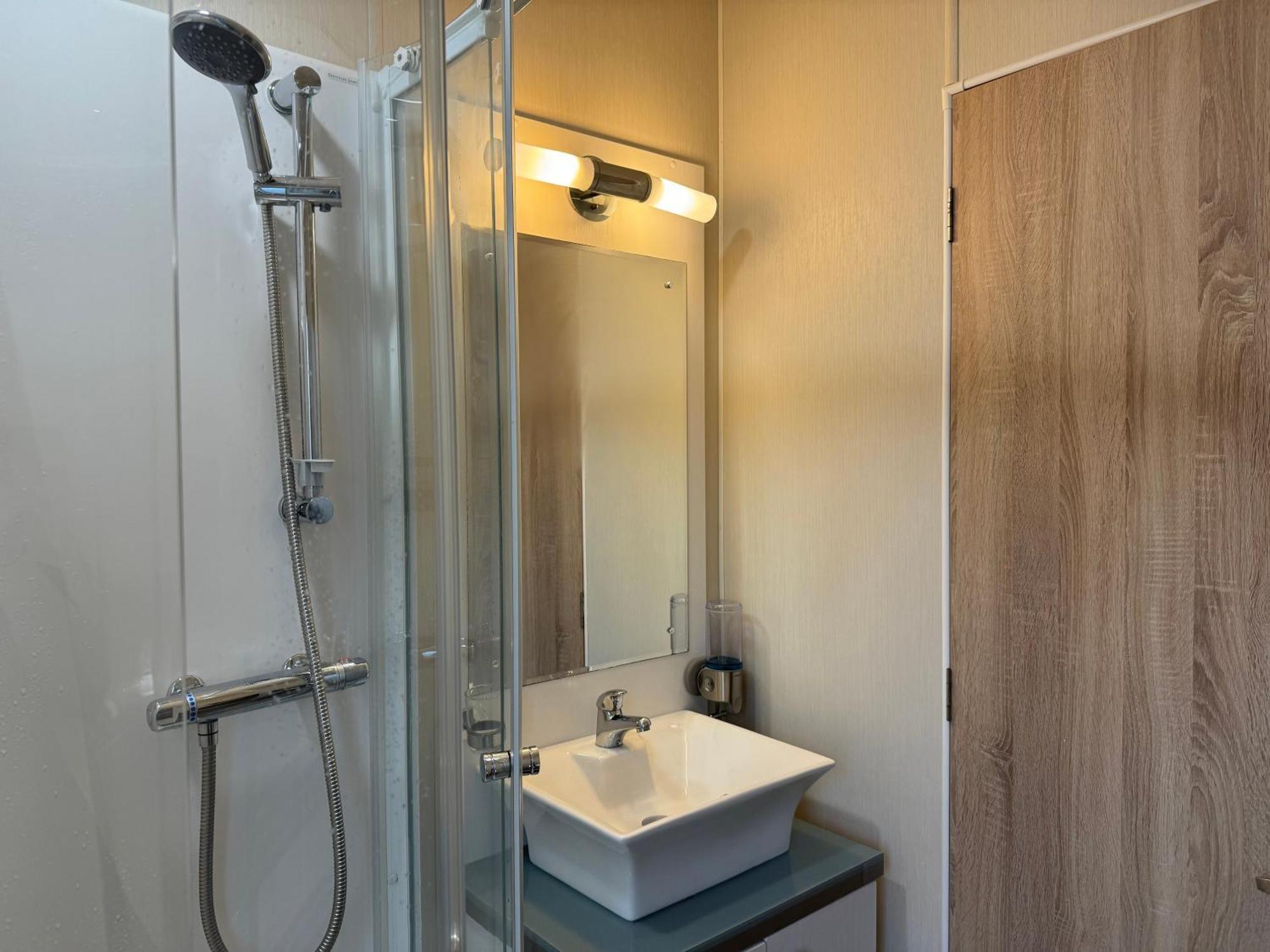 Fable Lodge Tattershall Lakes - Luxury Lakeside Lodge With Hot Tub Extérieur photo