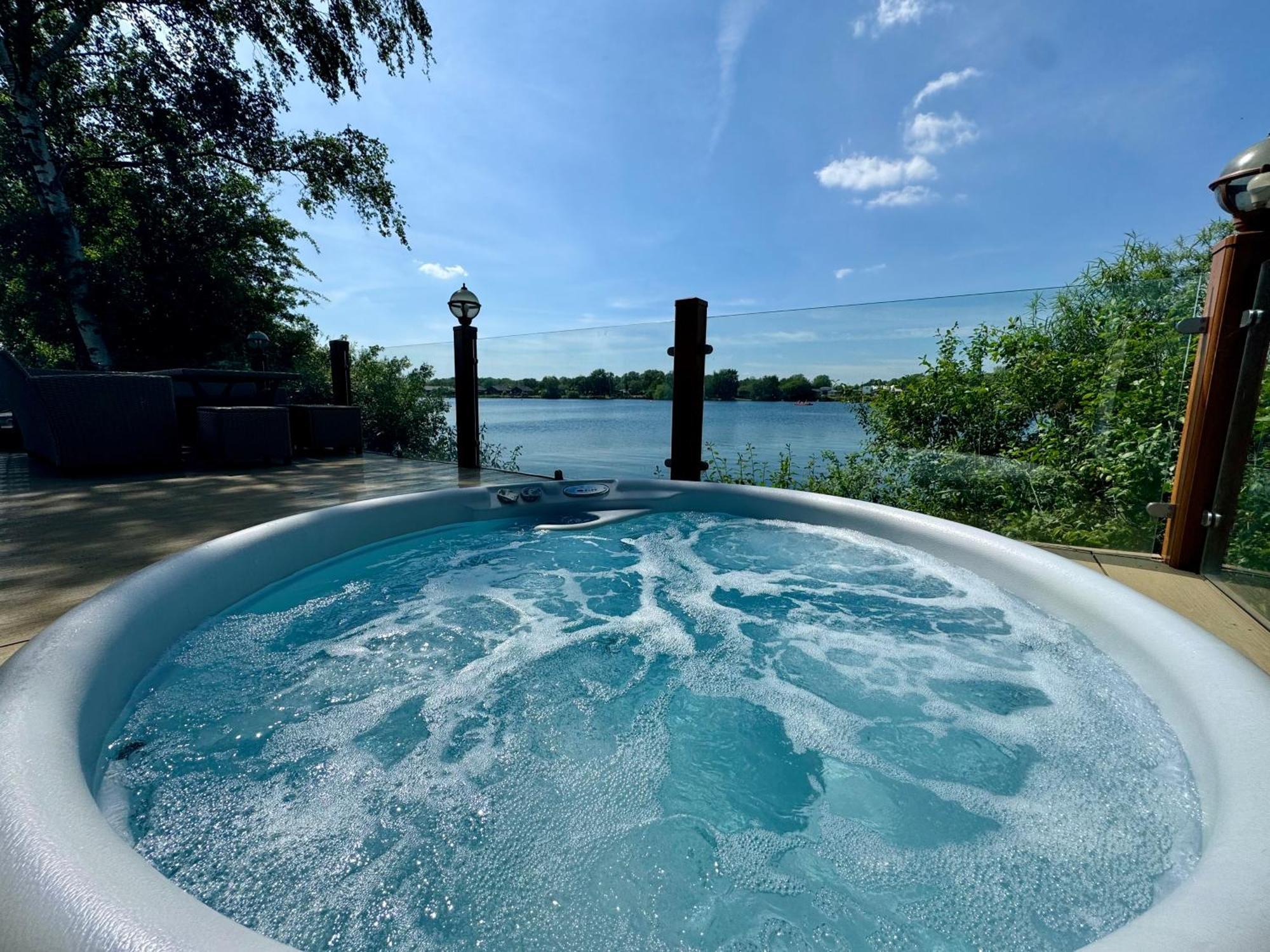Fable Lodge Tattershall Lakes - Luxury Lakeside Lodge With Hot Tub Extérieur photo